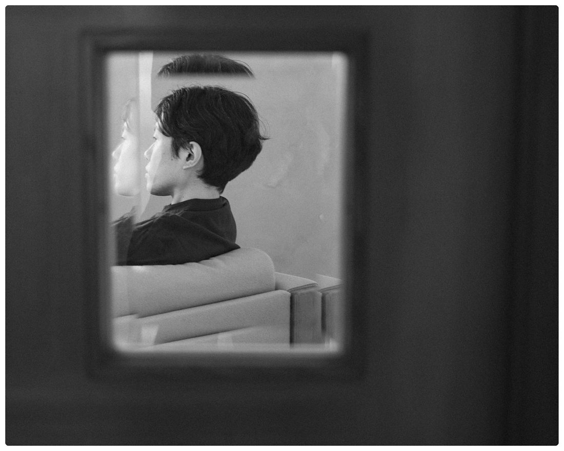 aus (Yasuhiko Fukuzono), durch einen Fensterrahmen aufgenommen, in Schwarz-Weiß
