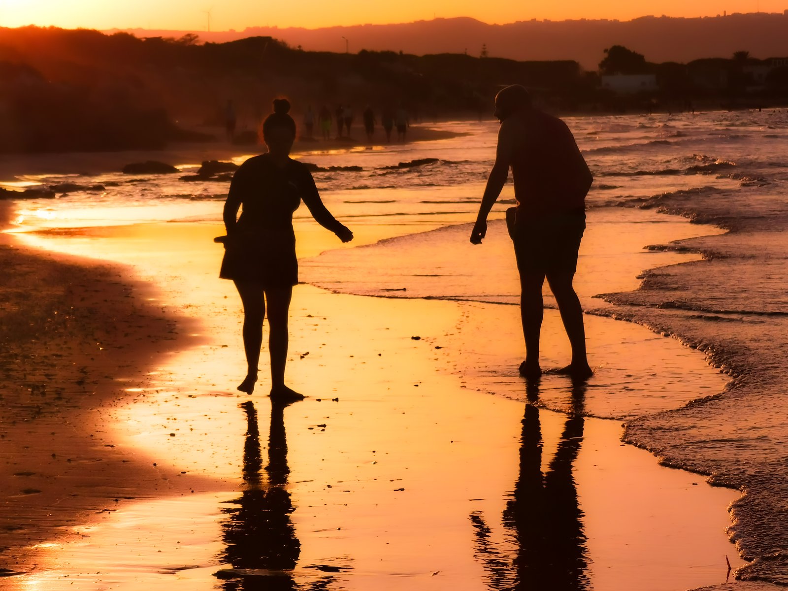 Zwei Gestalten am Meer im Sonnenuntergang — das visuelle Register von Musik und Intimität