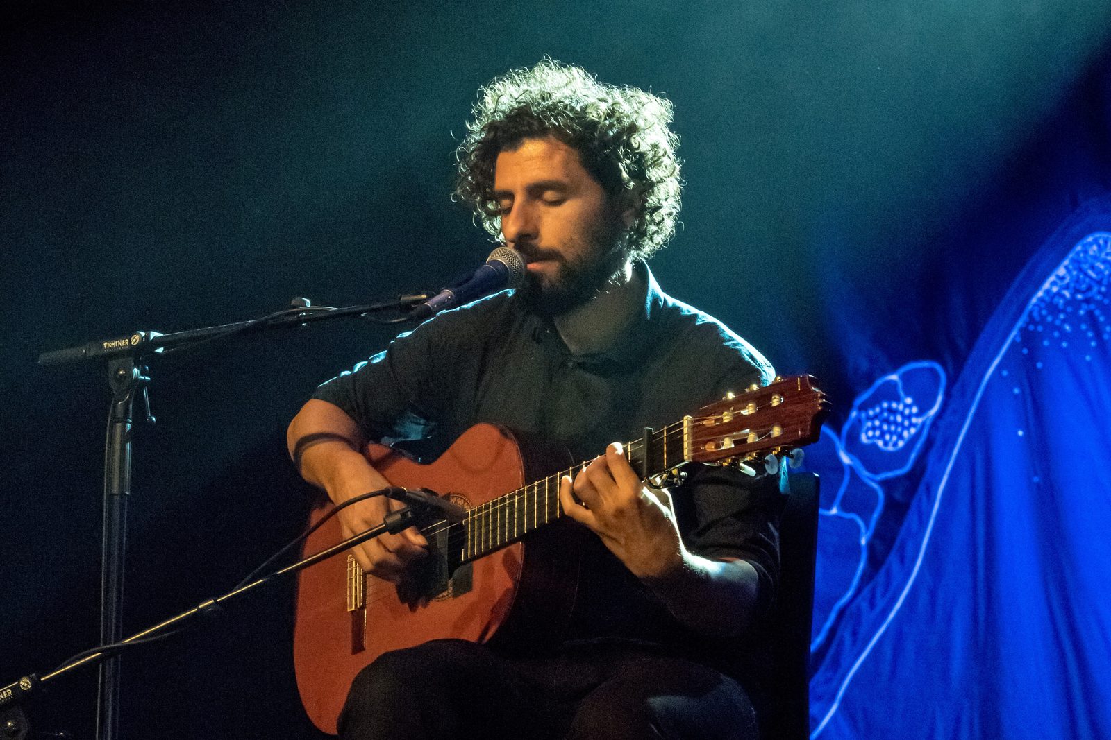 José González performing with a nylon-string guitar at the Zelt-Musik-Festival, Freiburg, 2017